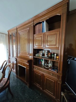 Mesa de comedor de madera con sillas