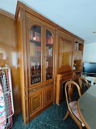 Mesa de comedor de madera con sillas