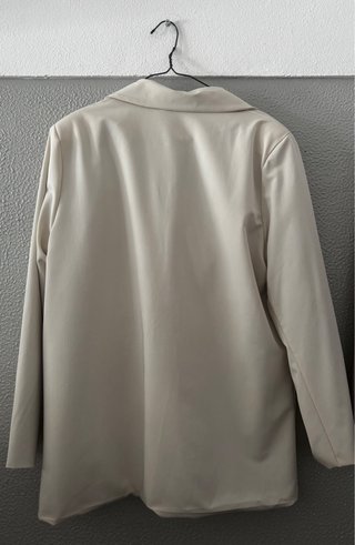 Blazer bege com detalhe de laço azul