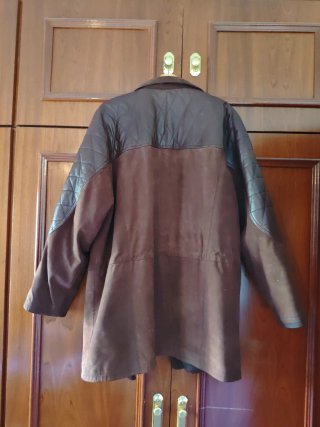 Chaqueta de piel vuelta y piel marrón