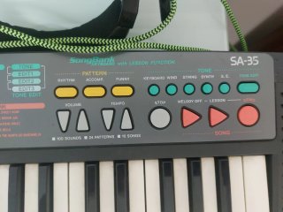 Teclado Casio SA-35 con auriculares