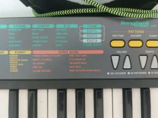 Teclado Casio SA-35 con auriculares