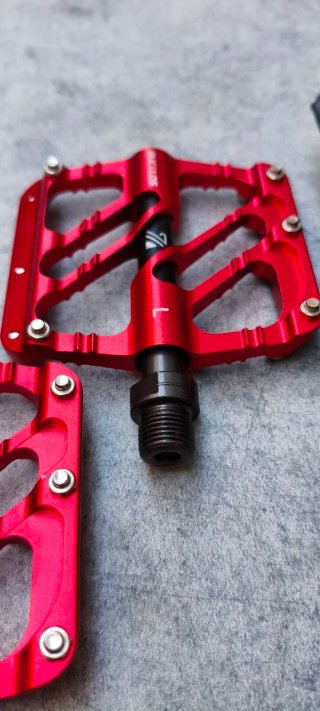 PEDALES DE PLATAFORMA BUCKLOS EN COLOR ROJO.