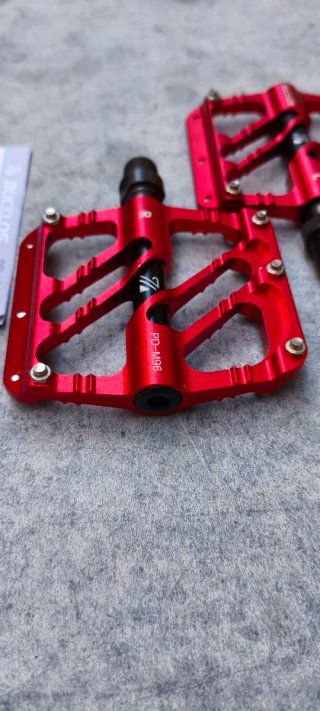 PEDALES DE PLATAFORMA BUCKLOS EN COLOR ROJO.