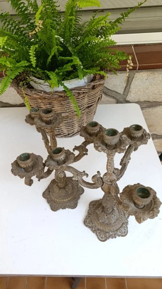 Candelabros de metal dorados y plateados