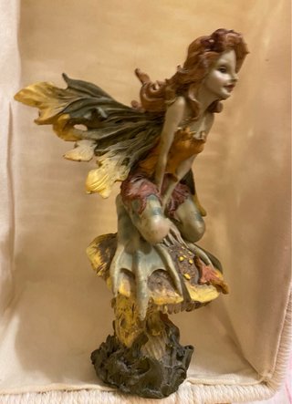 Statua fata fantasy su fungo - Pixles