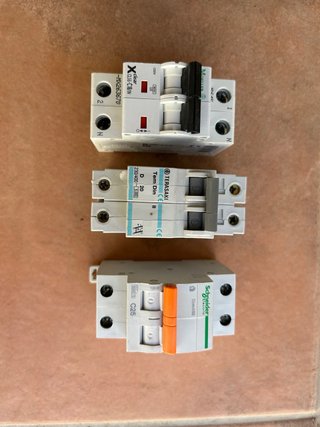3 Magnetotérmicos de marca