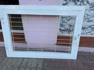 Ventana PVC con rejas blancas 1.05 x75