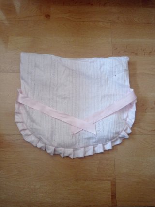 Manta de bebé rosa con volantes