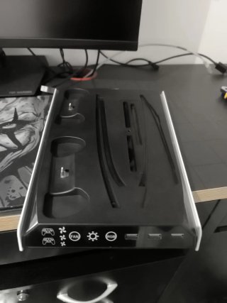 Soporte Carga Mandos PS5 con Ventilador y RGB