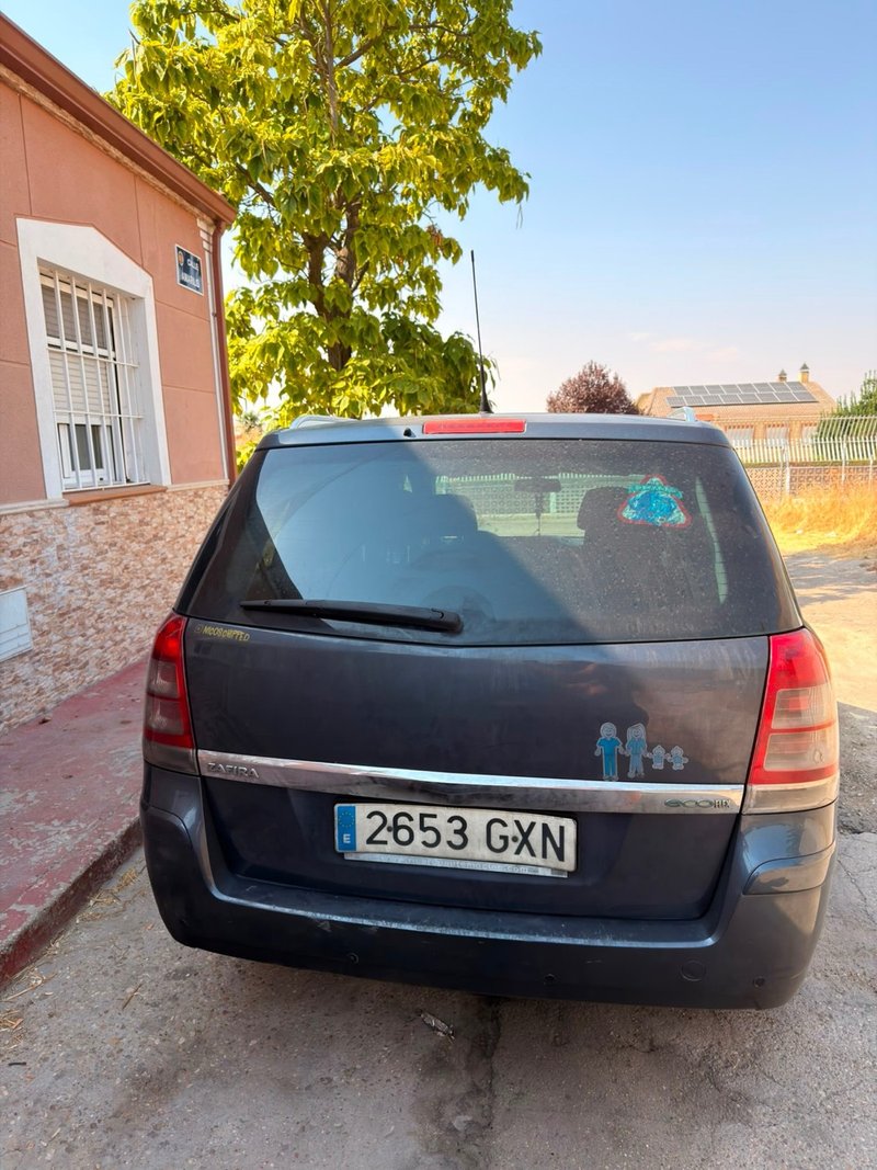 Opel Zafira 2010 - foto 1