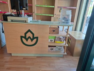 Mesa de escritorio de madera con estanterías
