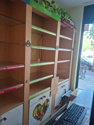Mesa de escritorio de madera con estanterías