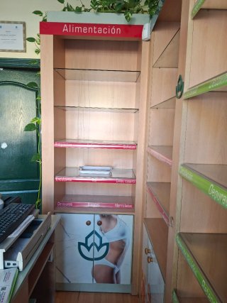 Mesa de escritorio de madera con estanterías