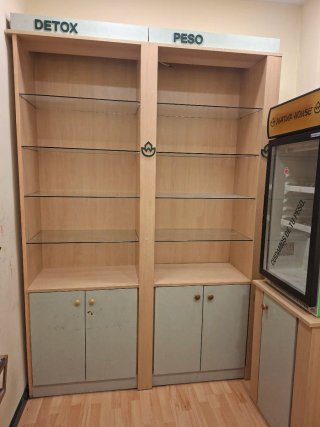 Mesa de escritorio de madera con estanterías
