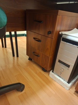 Mesa de escritorio de madera con estanterías