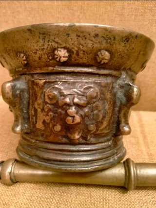 Almirez de bronce antiguo decorado