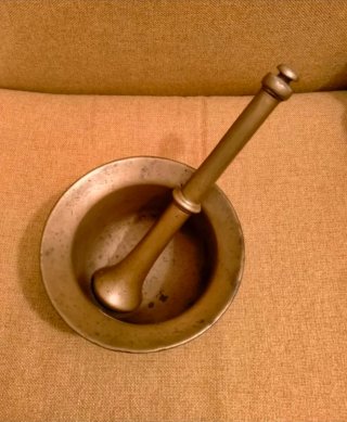 Almirez de bronce antiguo decorado