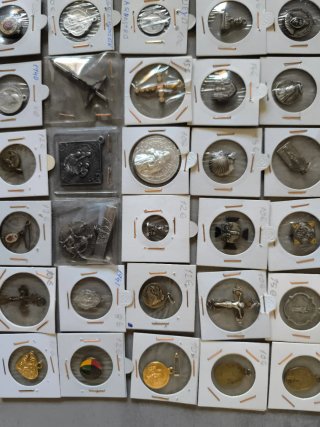 Lote 42 medallas antiguas, algunas de plata