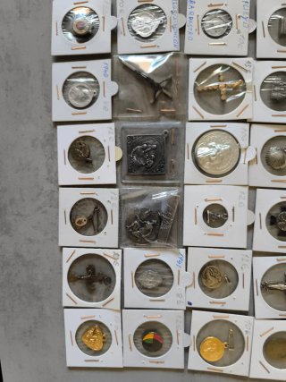 Lote 42 medallas antiguas, algunas de plata
