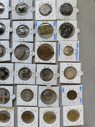 Lote 42 medallas antiguas, algunas de plata