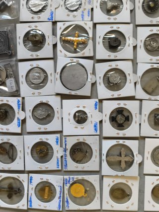 Lote 42 medallas antiguas, algunas de plata