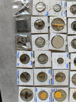 Lote 42 medallas antiguas, algunas de plata