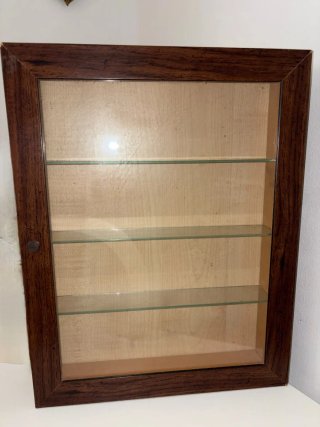 Vitrina pequeña de madera y cristal