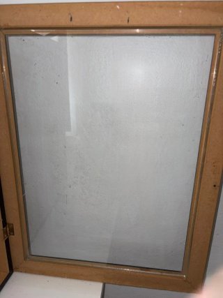 Vitrina pequeña de madera y cristal