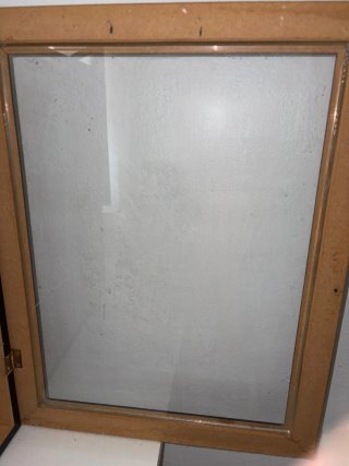 Vitrina pequeña de madera y cristal