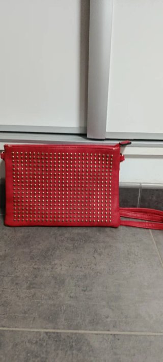 Bolso de mano rojo con tachuelas doradas