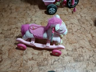 Caballito balancín rosa