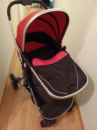 Carro de bebé rojo y negro