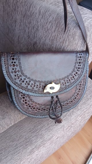 Bolso de cuero con asa larga