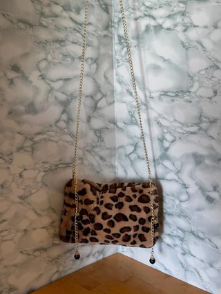 Bolso estampado leopardo con neceser