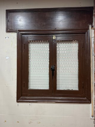 Ventana madera con persiana