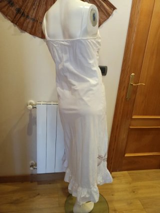 Vestido blanco con adorno en costuras superpuestas
