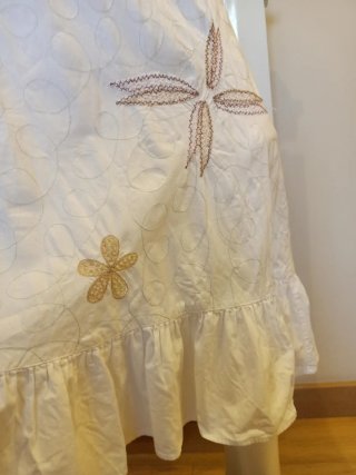 Vestido blanco con adorno en costuras superpuestas