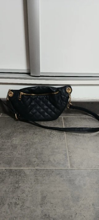 Riñonera acolchada negra con cadena dorada