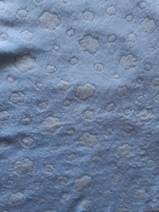 Manta de bebé azul con nubes