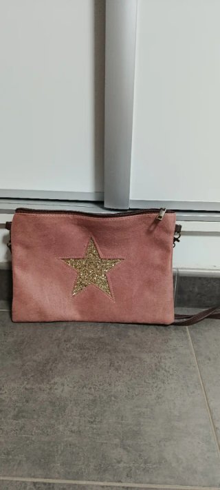 Bolso rosa con estrella dorada