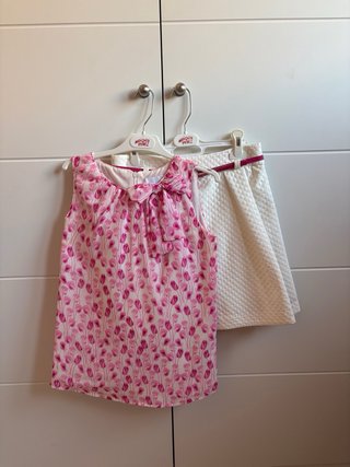 Falda blanca con cinturón rosa, camisa rosa flores