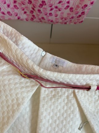 Falda blanca con cinturón rosa, camisa rosa flores