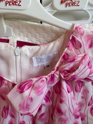 Falda blanca con cinturón rosa, camisa rosa flores