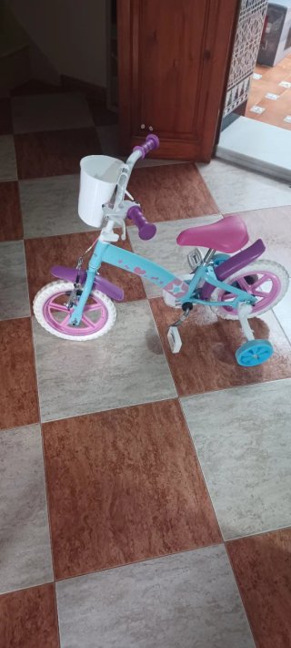 Bicicleta infantil azul y rosa con ruedines