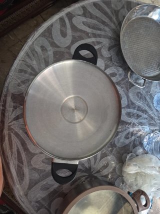 Olla metálica con asas de plástico