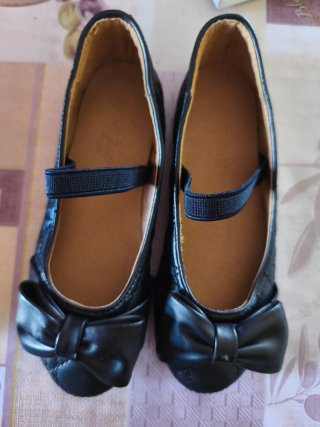 Zapatos negros con lazo y tira elástica