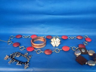 Conjunto de bisutería: collar y pulseras