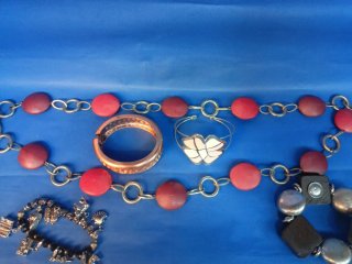 Conjunto de bisutería: collar y pulseras