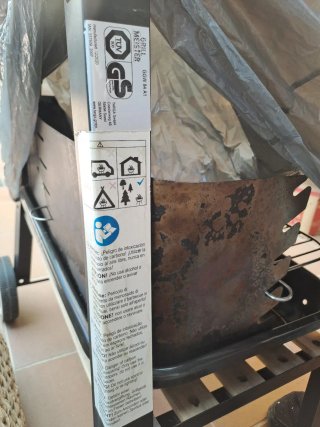 Barbacoa de carbón con ruedas